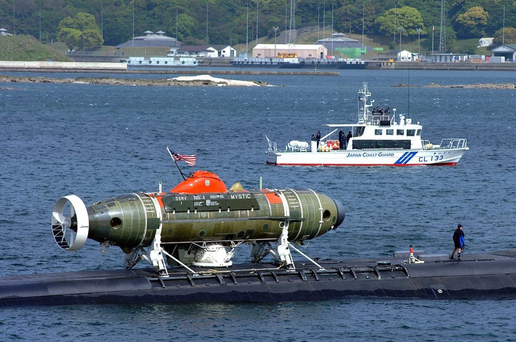 The U.S. Navy's Mystic secured to a Los Angeles class attack submarine.